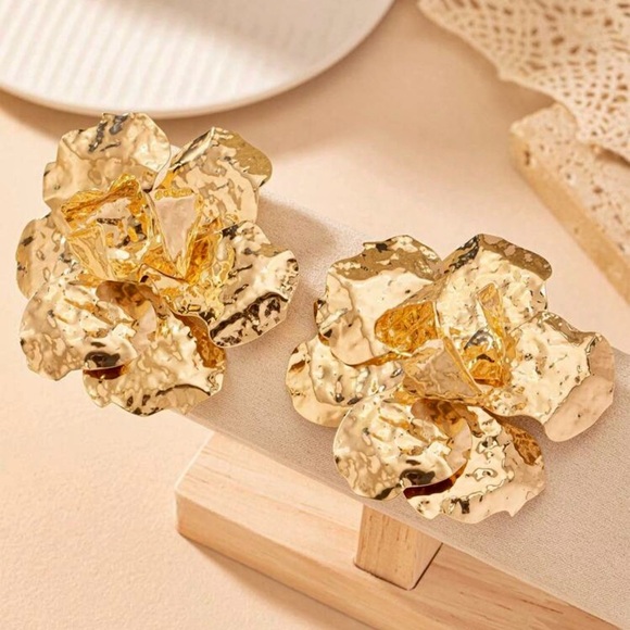 Elegant Gold Floral Statement Earrings - Picture 2 of 3